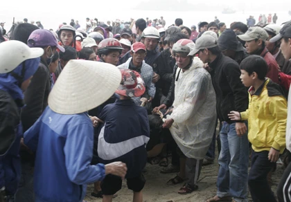 Vụ chìm tàu bốn ngư dân mất tích: Tìm được thi thể ba ngư dân ảnh 5 Vụ chìm tàu bốn ngư dân mất tích: Tìm được thi thể ba ngư dân ảnh 5
